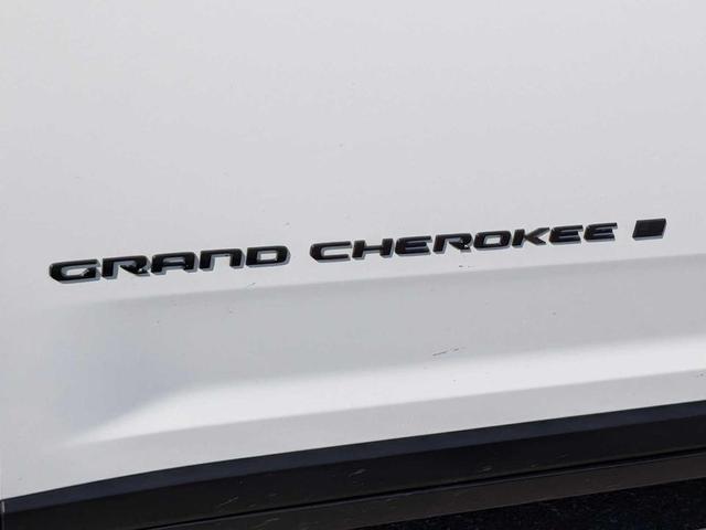 Photo of 2023 Bright White Clearcoat Jeep Grand Cherokee