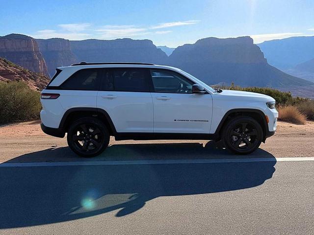 Photo of 2023 Bright White Clearcoat Jeep Grand Cherokee