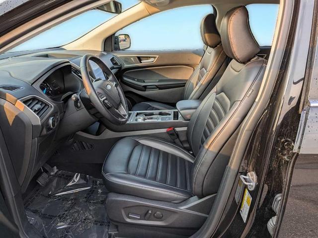 Photo of 2024 Agate Black Metallic Ford Edge