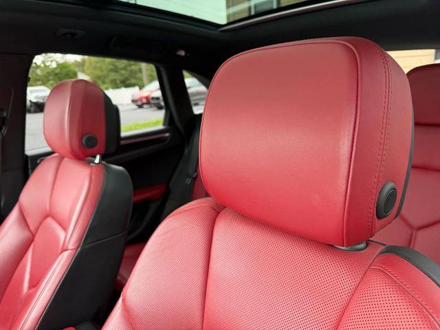 Photo of 2015 White Porsche Macan