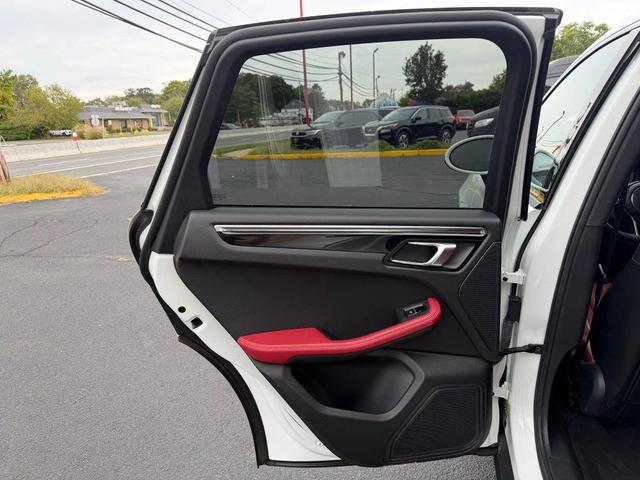 Photo of 2015 White Porsche Macan