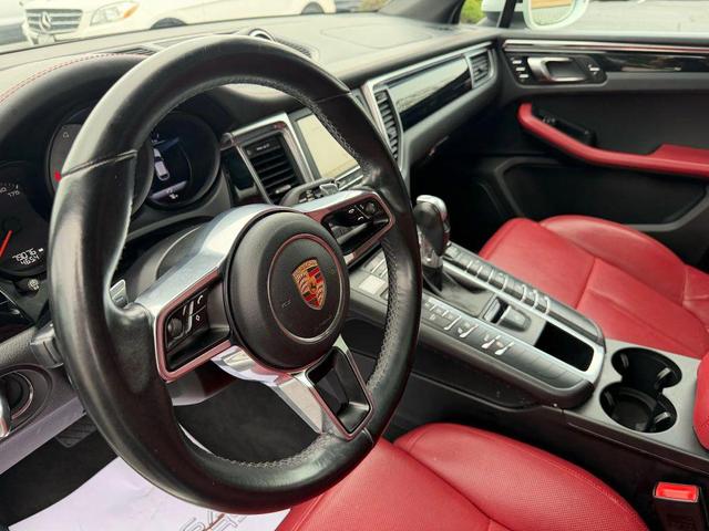 Photo of 2015 White Porsche Macan
