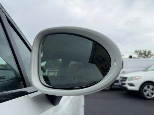 Photo of 2015 White Porsche Macan