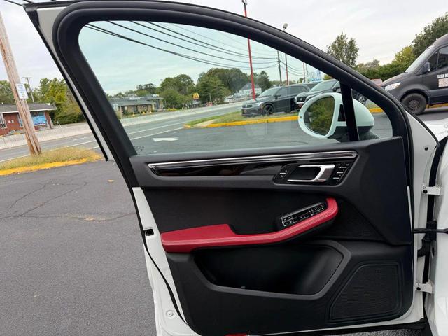Photo of 2015 White Porsche Macan