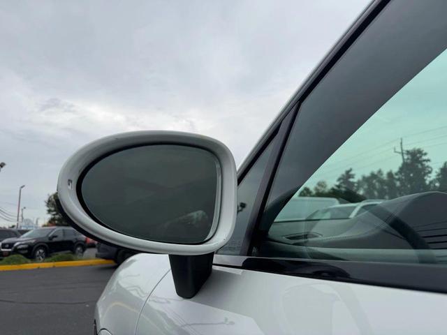 Photo of 2015 White Porsche Macan