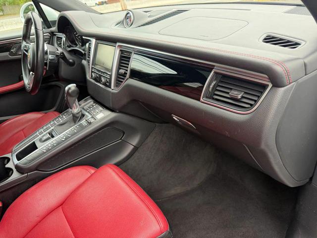 Photo of 2015 White Porsche Macan