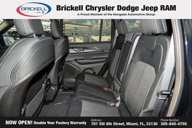 Photo of 2025 Diamond Black Crystal Pearlcoat Jeep Grand Cherokee