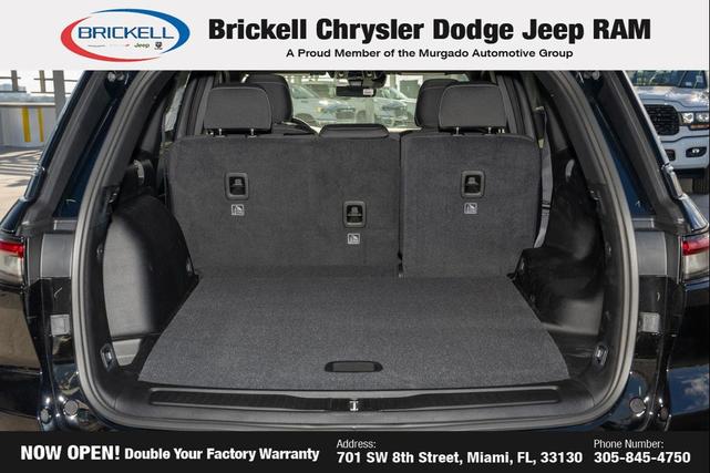 Photo of 2025 Diamond Black Crystal Pearlcoat Jeep Grand Cherokee