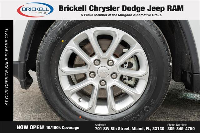 Photo of 2022 Bright White Clearcoat Jeep Grand Cherokee