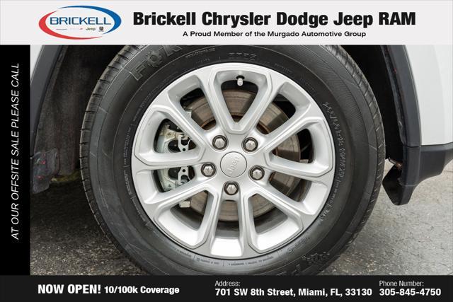 Photo of 2022 Bright White Clearcoat Jeep Grand Cherokee
