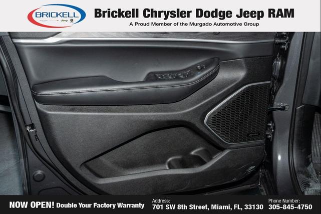 Photo of 2025 Diamond Black Crystal Pearlcoat Jeep Grand Cherokee