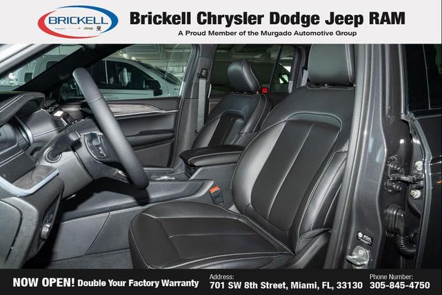 Photo of 2025 Diamond Black Crystal Pearlcoat Jeep Grand Cherokee