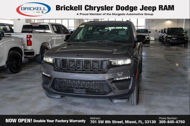 Photo of 2025 Diamond Black Crystal Pearlcoat Jeep Grand Cherokee