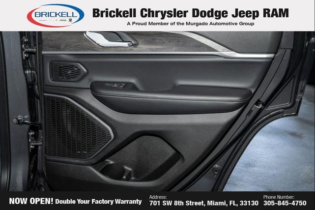 Photo of 2025 Diamond Black Crystal Pearlcoat Jeep Grand Cherokee