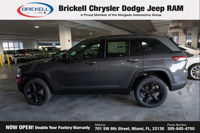 Photo of 2025 Diamond Black Crystal Pearlcoat Jeep Grand Cherokee