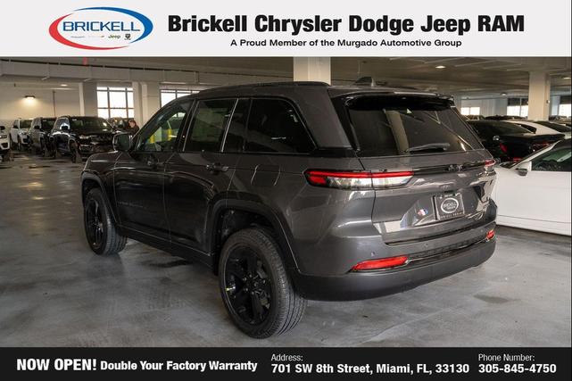 Photo of 2025 Diamond Black Crystal Pearlcoat Jeep Grand Cherokee