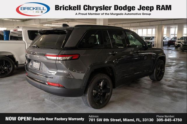 Photo of 2025 Diamond Black Crystal Pearlcoat Jeep Grand Cherokee