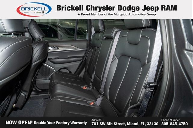 Photo of 2025 Diamond Black Crystal Pearlcoat Jeep Grand Cherokee