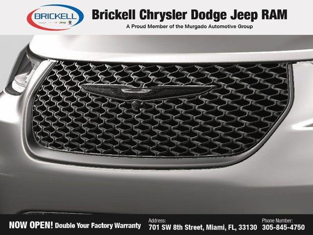 Photo of 2025 Ceramic Gray Clearcoat Chrysler Pacifica