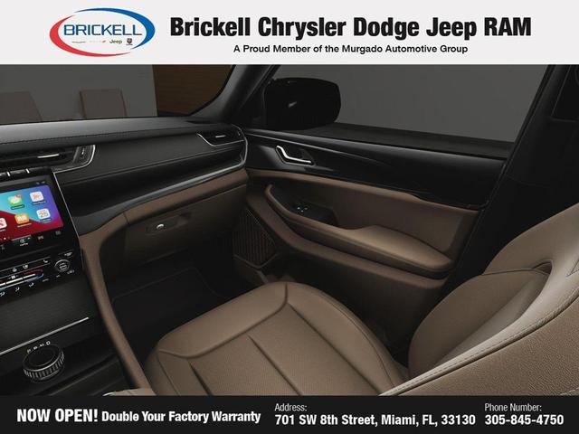 Photo of 2025 Bright White Clearcoat Jeep Grand Cherokee