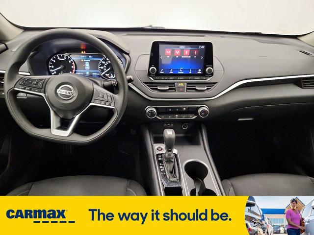 Photo of 2022 Silver Nissan Altima