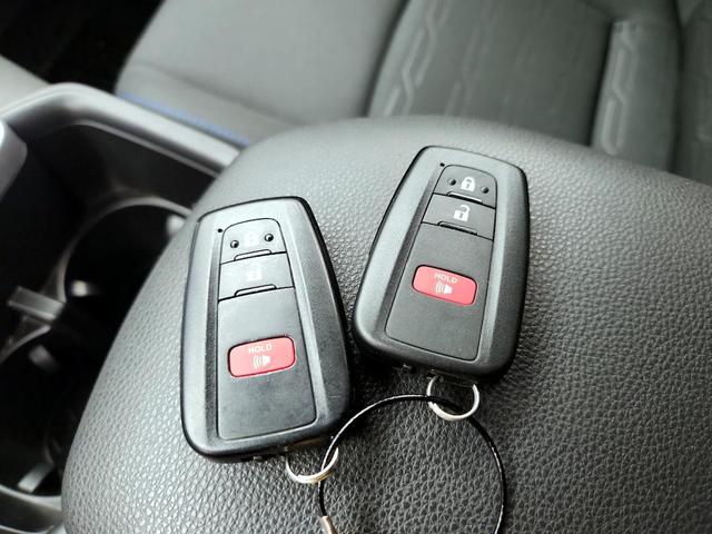 Photo of 2024 White Toyota RAV4 Hybrid