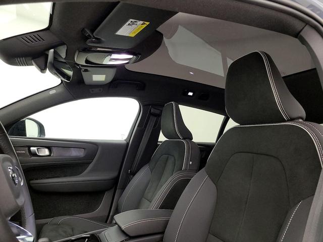 Photo of 2023 Gray Volvo C40 Recharge Pure Electric