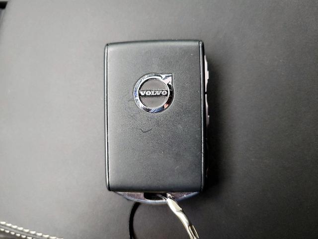 Photo of 2023 Gray Volvo C40 Recharge Pure Electric