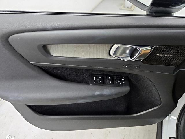 Photo of 2021 White Volvo XC40