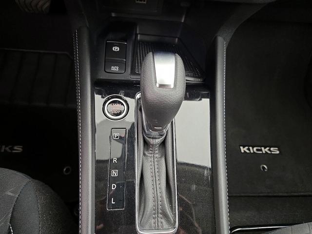 Photo of 2024 Gray Nissan Kicks