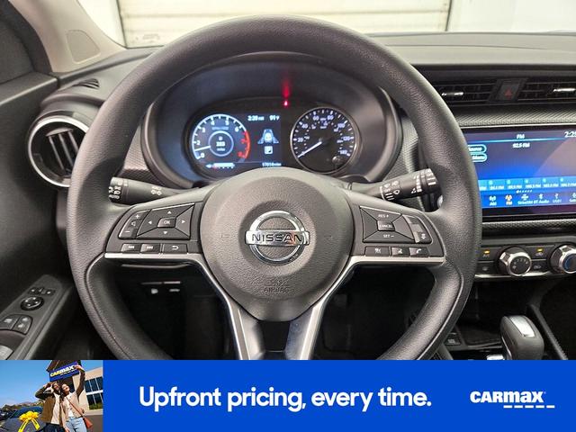 Photo of 2024 Gray Nissan Kicks