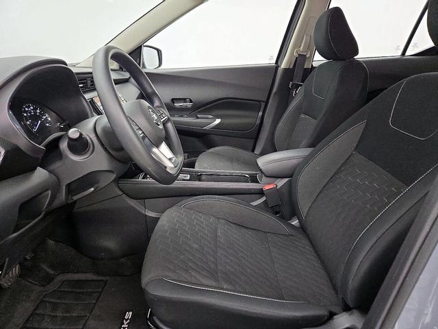 Photo of 2024 Gray Nissan Kicks
