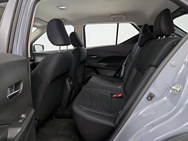 Photo of 2024 Gray Nissan Kicks