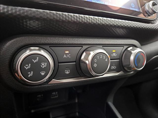 Photo of 2024 Gray Nissan Kicks