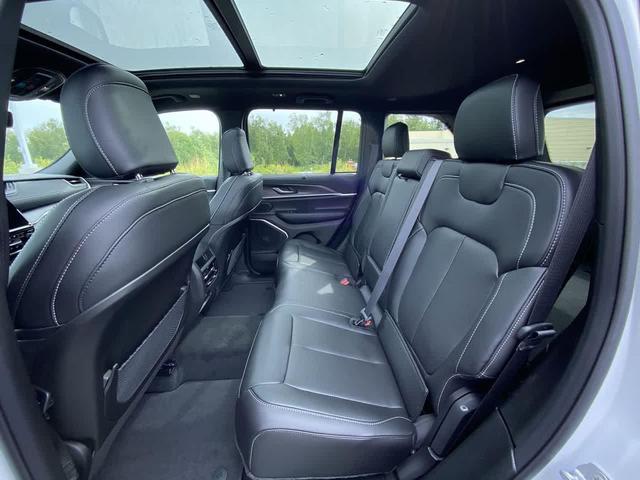 Photo of 2025 Bright White Clearcoat Jeep Grand Cherokee