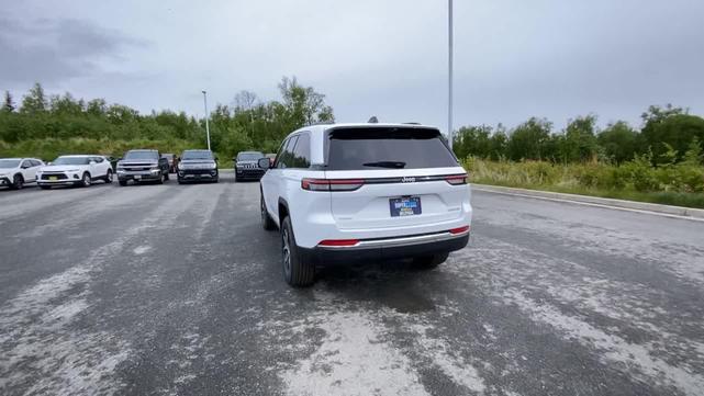 Photo of 2025 Bright White Clearcoat Jeep Grand Cherokee