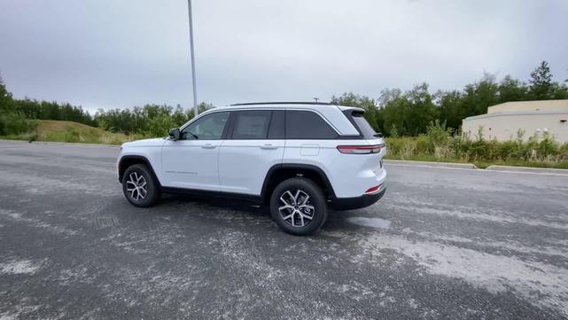 Photo of 2025 Bright White Clearcoat Jeep Grand Cherokee