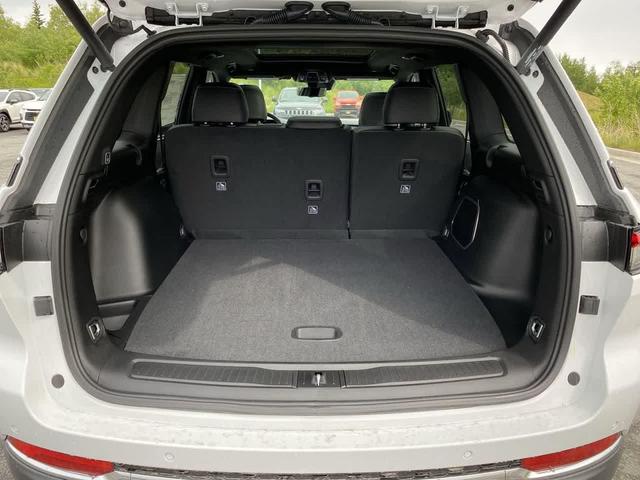 Photo of 2025 Bright White Clearcoat Jeep Grand Cherokee