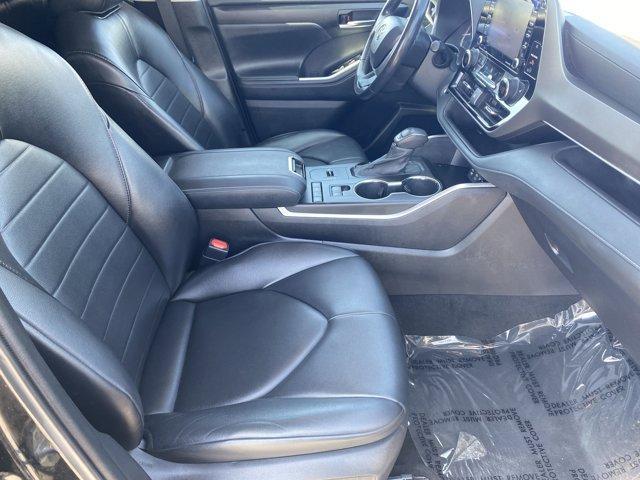 Photo of 2022 Midnight Black Metallic Toyota Highlander