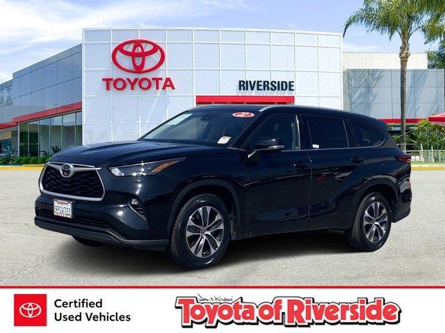 Photo of 2022 Midnight Black Metallic Toyota Highlander