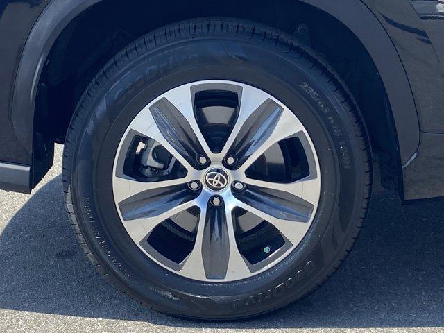 Photo of 2022 Midnight Black Metallic Toyota Highlander