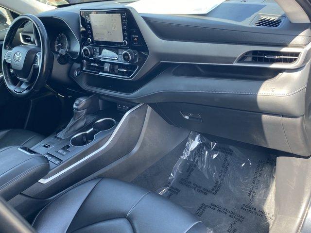 Photo of 2022 Midnight Black Metallic Toyota Highlander