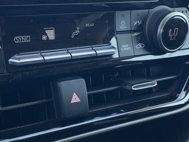 Photo of 2022 Midnight Black Metallic Toyota Highlander