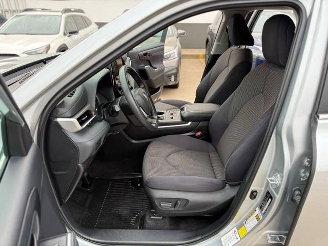 Photo of 2023 Celestial Silver Metallic Toyota Highlander