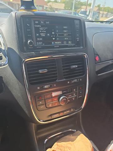 Photo of 2016 Brilliant Black Crystal Pearlcoat Dodge Grand Caravan