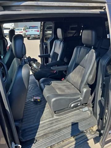 Photo of 2016 Brilliant Black Crystal Pearlcoat Dodge Grand Caravan