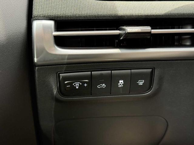Photo of 2025 Atlas White Hyundai SANTA CRUZ