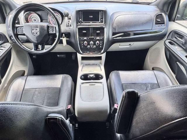 Photo of 2019 Octane Red Pearlcoat Dodge Grand Caravan