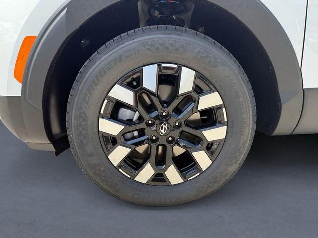 Photo of 2025 Atlas White Hyundai SANTA CRUZ