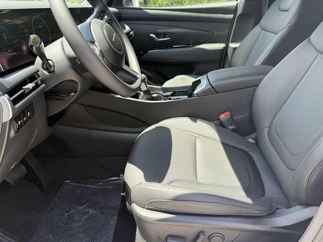 Photo of 2025 Atlas White Hyundai SANTA CRUZ